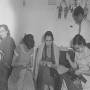 Mujeres aprendiendo a coser